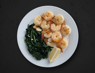 Креветки со шпинатом и чесноком (200г)