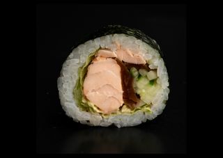 Futomaki łosoś pieczony posypany prażonymi migdałami 6 szt.