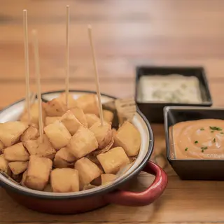Las bravas del Bella con 2 salsas, brava y queso
