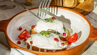 Д. Яйцо пашот со шпинатом в сливочном соусе.