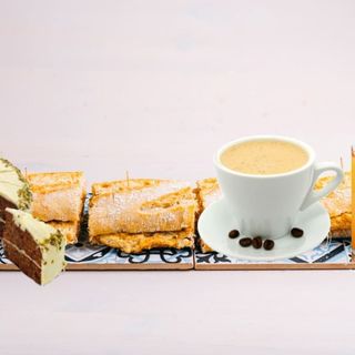 Menú Pico Duarte, Bocadillo Tamaño XXL 41 cms  de Tortilla Rellena + Zumo Naranja (8oz) + Bebida Caliente o Fria + Tarta + Patatas Fritas (100gr)