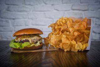 Burger cu brânză maturată si dulceata de gogonele