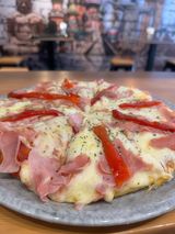 Pizza De Jamón Y Morrones (29 Cm.)