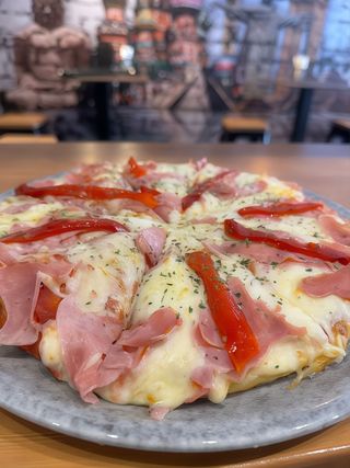 Pizza De Jamón Y Morrones (29 Cm.)