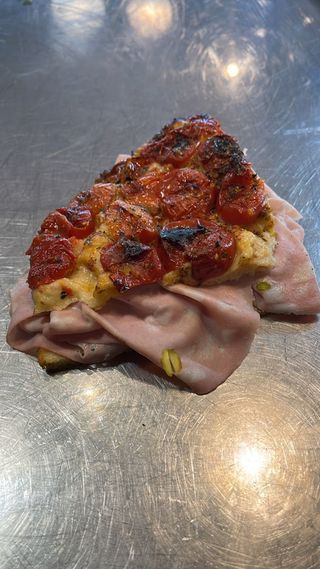 Focaccia pugliese -pomodoro con mortadella