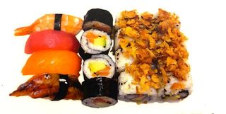 Ｂ9.Futo Maki Salmón, (16 Uds.) Dragón Roll Cebolla Y Nigiri Variado