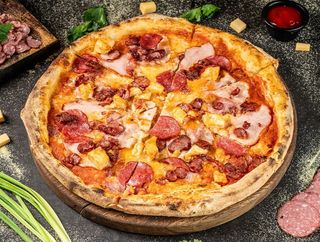 Піца м'ясна з томатами