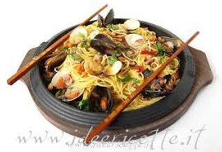 Spaghetti cinese con frutti di mare