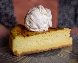 Tarta cheesecake de aguacate con helado de coco