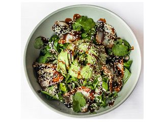 Азійський салат з Вугрем Унагі, Авокадо та Горіховим соусом (260g)