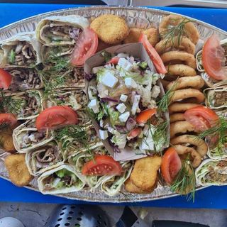 Zestaw przekąsek Rollo, nuggetsy, krążki cebulowe, sałatka z serem fetą. 