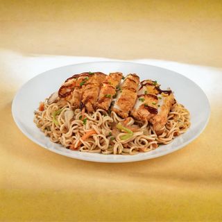30 Yakisoba con pollo