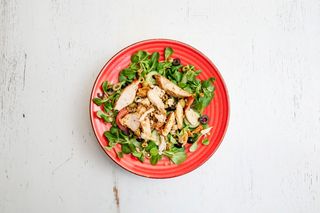 Sałatka z grillowanymi kawałkami kurczaka