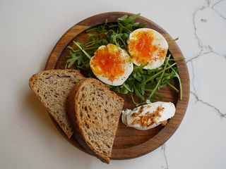 Хліб з маслом, яйцем та ікрою (220g)