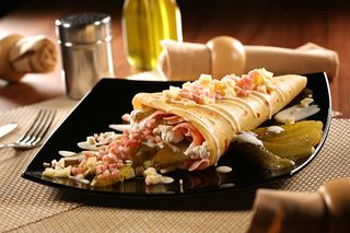 Clatite cu sunca, castraveti murati, smantana  si cascaval