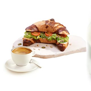 Zestaw Kawa i Croissant z avocado