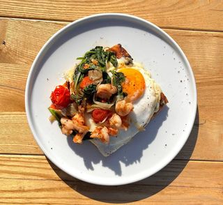 Ранкова фокача з креветкою