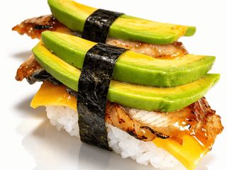 Nigiri z węgorzem, awokado i mango 2 szt.
