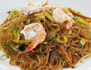 Spaghetti di soia saltato con gamberi