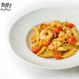 Penne con gambas, ajo, tomates cherries y espárragos