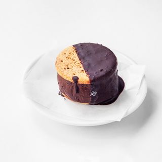 Biscotto con cioccolato al latte coperto per metà con cioccolato
