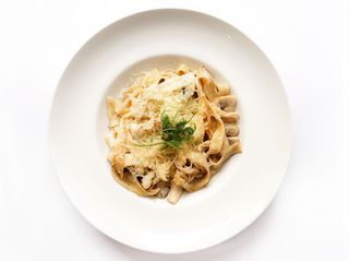 Паста "Альфредо" з куркою та грибами