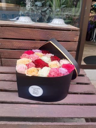 #15. ფერადი ვარდები გულის ფორმის ყუთში