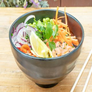 Bowl poke de salmón con thai dressing