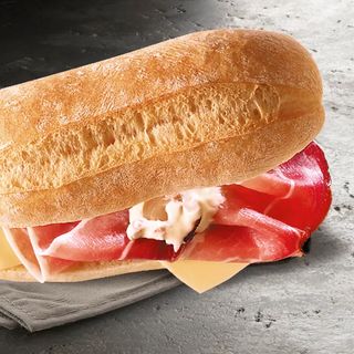 Ciabattina con speck, pomodoro e patè d'olive