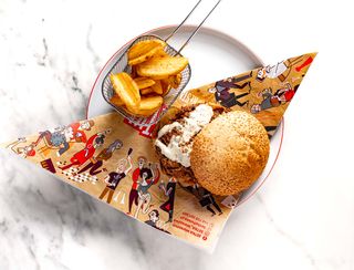 Bułą z panierowanym kurczakiem