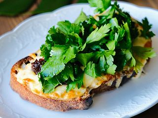 Бутерброд з копченим сулугуні