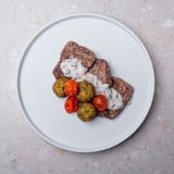 Медальоны на кабачковых драниках 