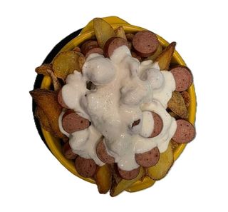 Tegame con patate rustiche, wurstel, formaggio fuso