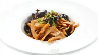 Funghi e bambù saltati
