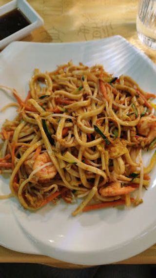 Noodles saltati con gamberi e verdure in salsa satiay