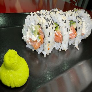 Филаделфия пушена сьомга рол