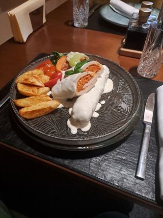 Punjena piletina sa kulenom, ajvarom i feta sirom