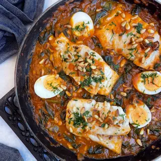 Bacalao con pasas y piñones