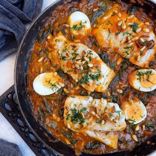 Bacalao con pasas y piñones