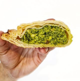 Empanada De Espinacas Ricotta De Almendras Y Pasas