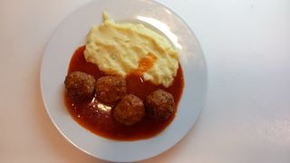 Ćufte u paradajz sosu sa pireom