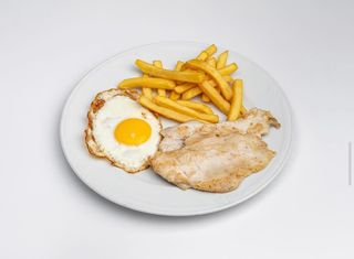 Plato Combinado De Pechuga Con Patatas Fritas Y Huevo