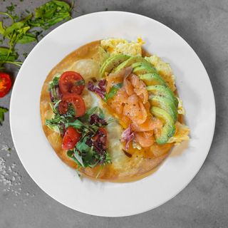 Scrambled Eggs cu Avocado si Somon Afumat