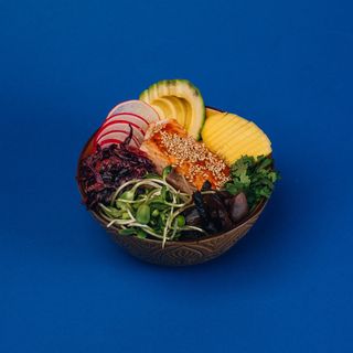 Poke Bowl pieczony łosoś
