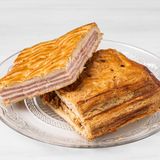 Empanada de queso de cabra con cebolla caramelizada 