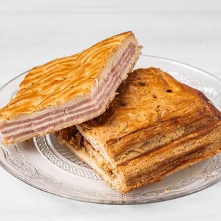 Empanada de queso de cabra con cebolla caramelizada 