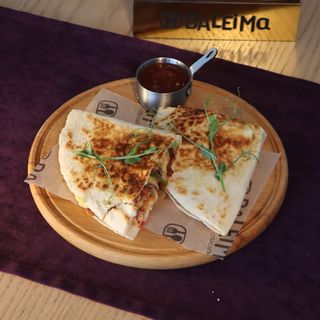 Кесадилья с курицей и сыром