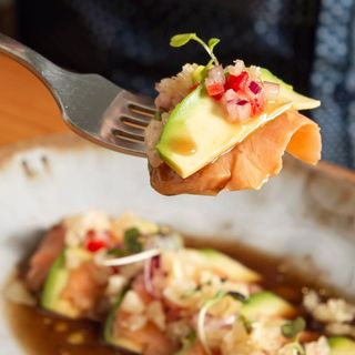 tiradito de salmón en salsa ponja