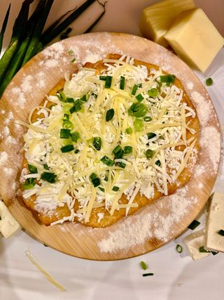 Langoș cu brânză și cașcaval