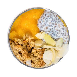 Budincă de chia cu piure de piersici, musli crunch și fulgi de migdale